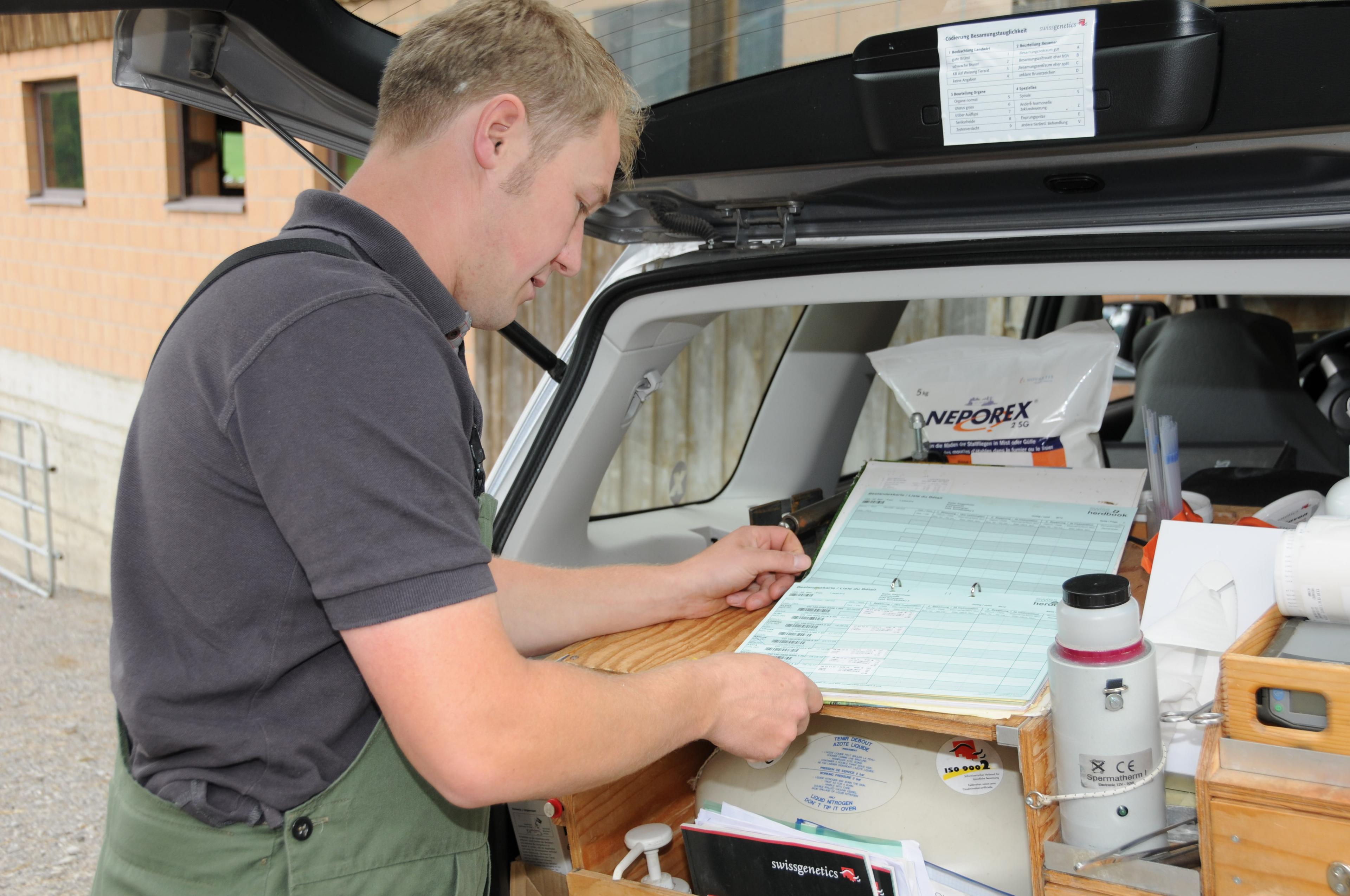 Aufzeichnungen Diese Aufzeichnungen sollte jeder kuhhaltende Betrieb führen: Die Dokumentation aller Geburten, Brunsten, Besamungen und Trächtigkeiten.